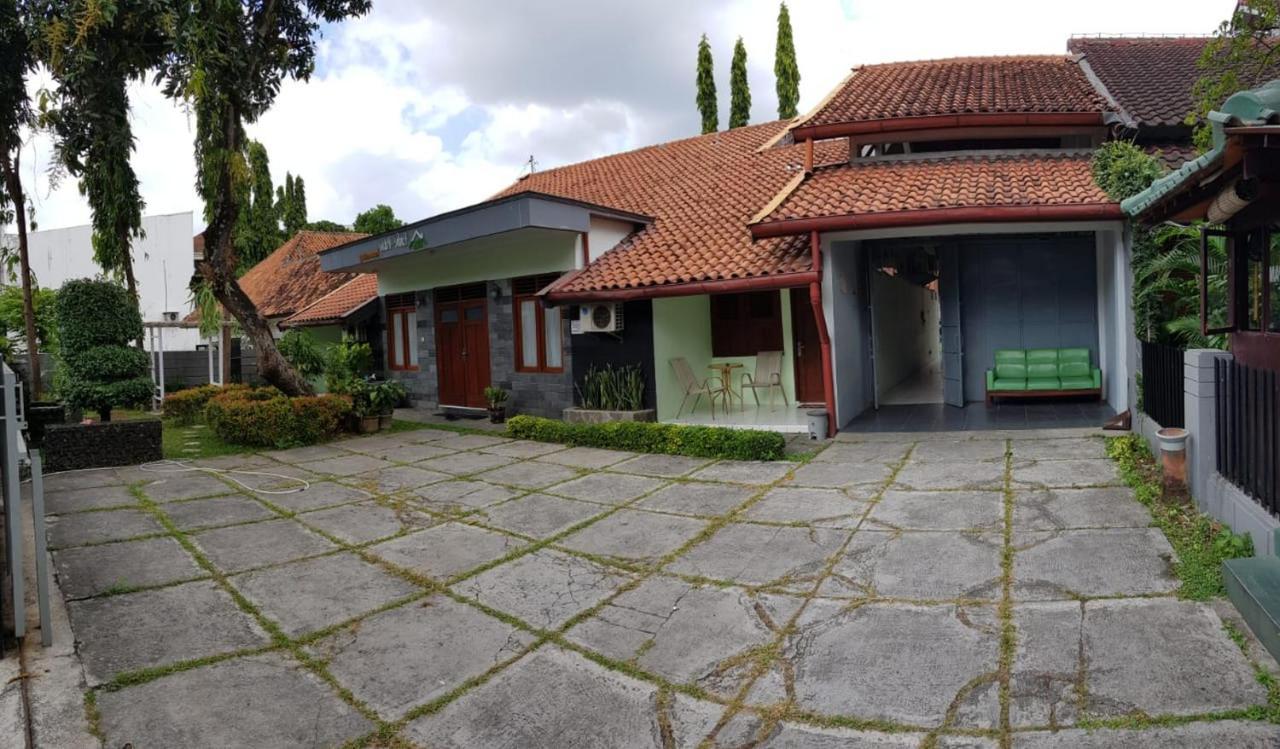Embe Pitoe Syariah Gejayan Mitra Reddoorz Guest house 2*