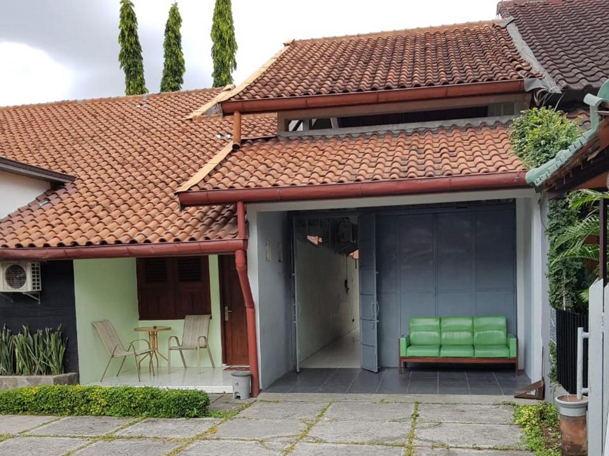 Embe Pitoe Syariah Gejayan Mitra Reddoorz Guest house Yogyakarta