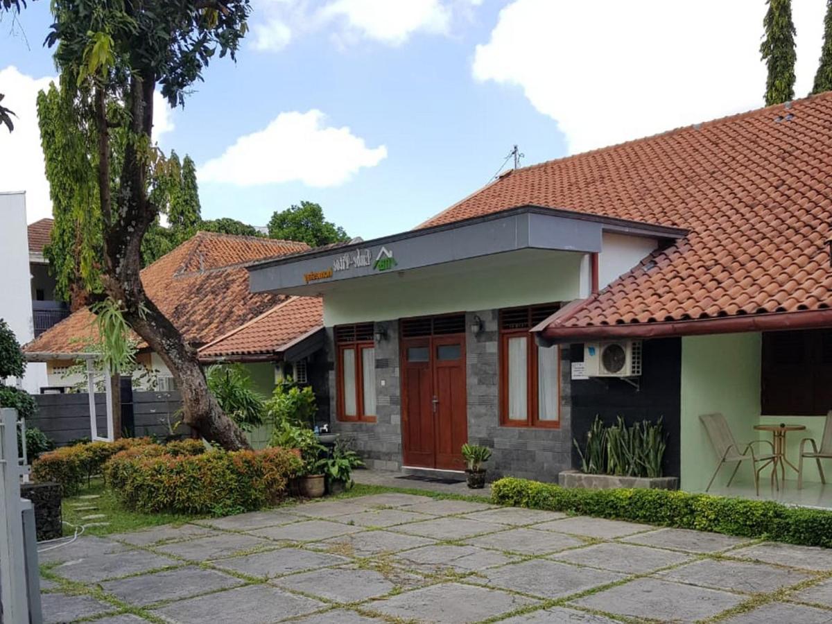 Embe Pitoe Syariah Gejayan Mitra Reddoorz Guest house Yogyakarta